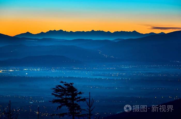 黎明前山顶上有有趣的光.