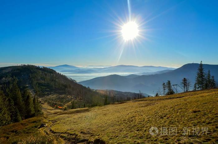 照片 美丽的早晨,秋天的山景. 山顶下山谷中的山谷和雾.jpg