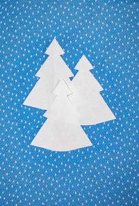 蓝色针织背景的抽象纸圣诞树