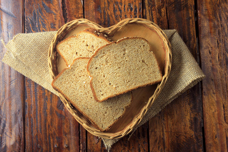 有机切片全麦面包，由燕麦和亚麻籽制成，呈心篮状。 健康的饮食。 顶部视图