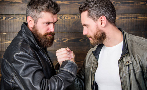 真正的男人和兄弟情谊有力的握手.残酷的家伙的友谊照片