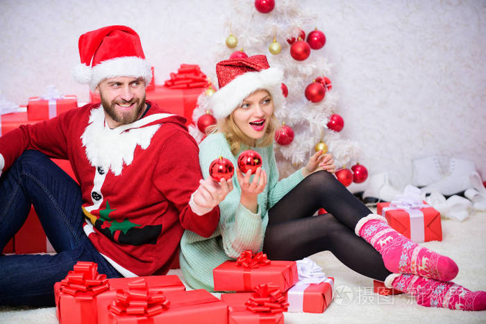 情侣在爱享受圣诞节节日庆祝.家庭准备的圣诞礼物