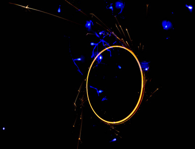 黑色背景上一圈漂亮的闪光器