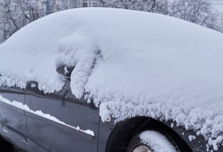 站着不动的车，冬天被雪覆盖