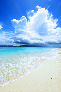 夏日的天空和美丽的冲绳海滩