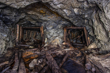 一座旧金矿的隧道