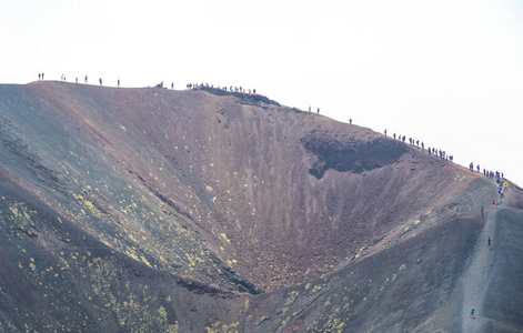 无法辨认的人沿着塞维斯特里火山口走2001米在埃特纳埃特纳国家公园西西里意大利。 1892年火山喷发的希尔维斯特里上山侧火山