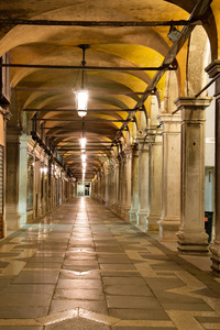 夜景普鲁拉蒂的宏伟拱廊，线圣标广场和房子著名的咖啡馆和商店。 意大利圣马可威尼斯广场。