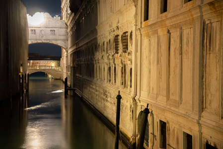 意大利威尼斯叹息桥的夜景。 从叹息桥上看到的景色是罪犯在入狱前所看到的威尼斯的最后一幕。