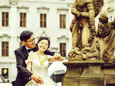 中国可爱的年轻新婚夫妇