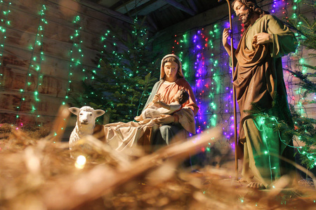 圣诞马槽场景与数字，包括耶稣玛丽约瑟夫羊和玛吉。 软焦