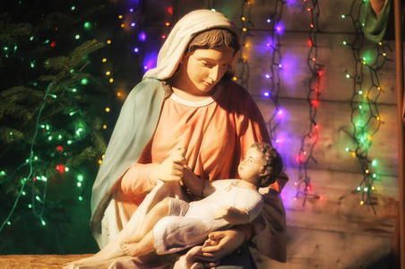 圣诞马槽场景与数字，包括耶稣玛丽约瑟夫羊和玛吉。 软焦