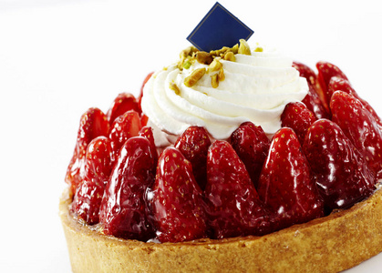 用新鲜草莓装饰的美味甜蛋糕