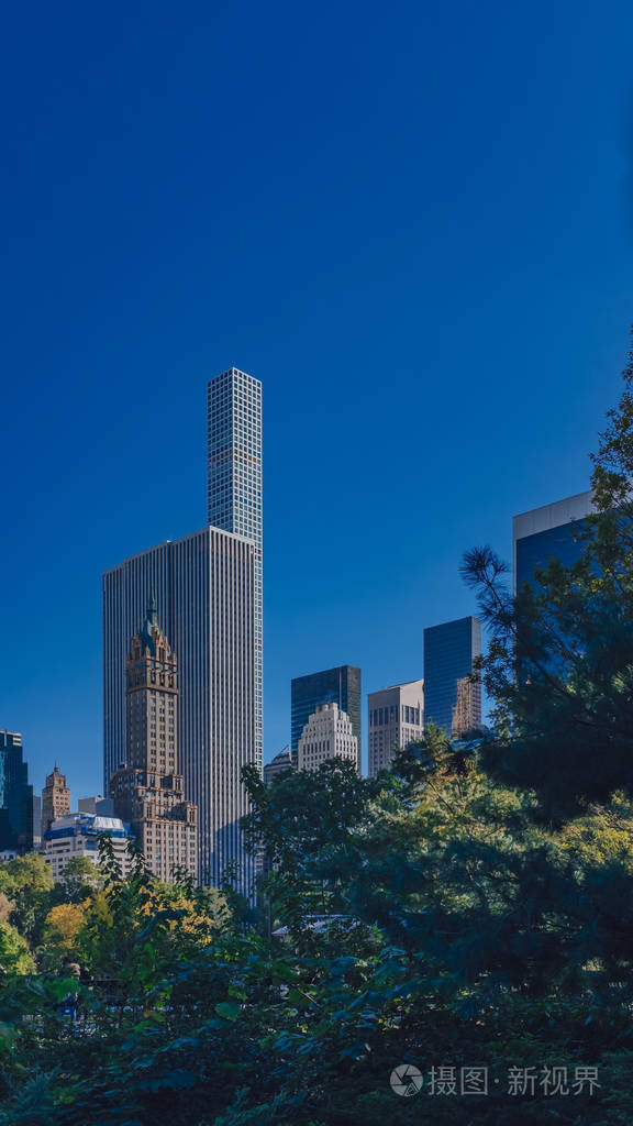 从美国纽约市中央公园观赏曼哈顿中城的建筑物和摩天大楼