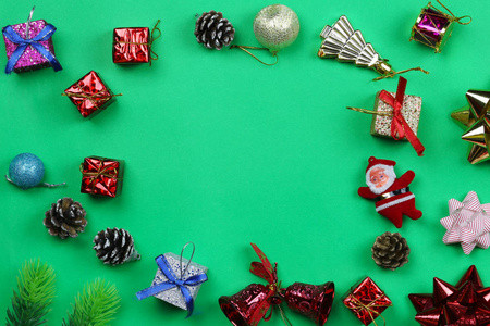 圣诞装饰设备在绿色纸背景和复制空间为您的设计。
