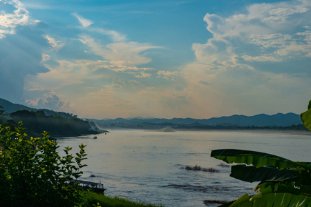 美丽的河流，雾从寒冷的天气蓝天背景。