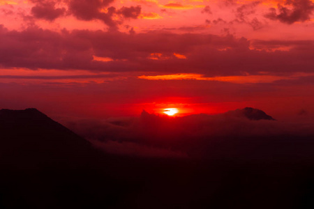 美丽的日出，早晨有云和山景。