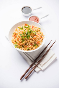 施祖万炸米马萨拉是一种流行的印中食物，用筷子夹在盘子或碗里。选择性聚焦