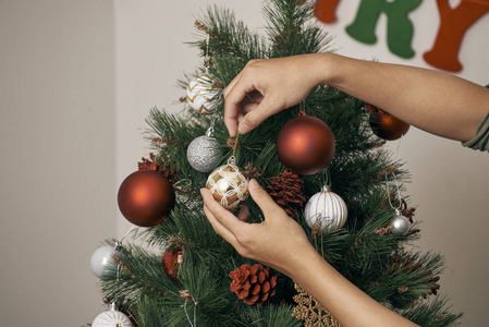 男性用手在家中装饰圣诞树