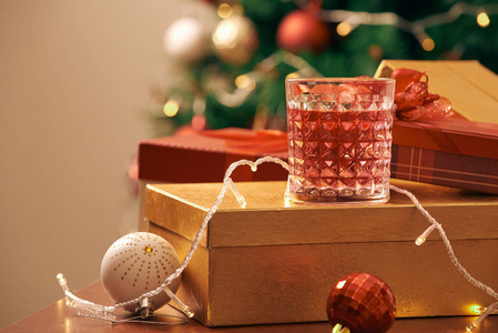 装饰圣诞树，里面有五颜六色的球和礼品盒