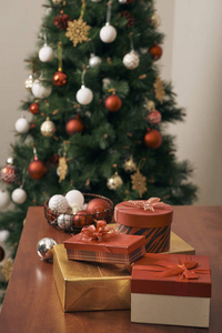 包装好的礼品盒装在装饰好的圣诞树上