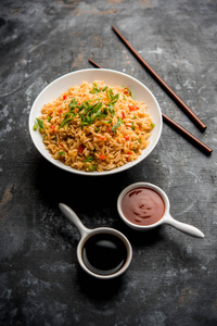 谢茨万炒饭马萨拉是一种流行的印支中餐，用筷子放在盘子或碗里。 选择性聚焦