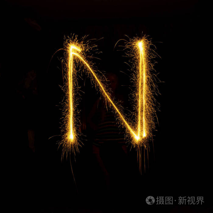 字母闪烁在黑色背景单个字母