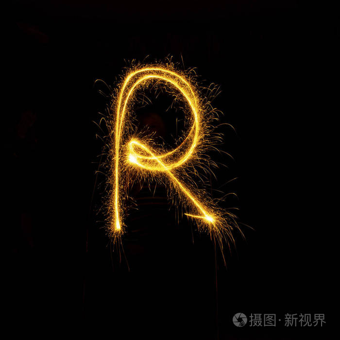 字母闪烁在黑色背景单个字母