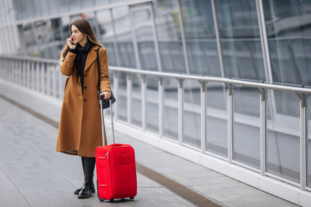 女孩用手机交谈.照片