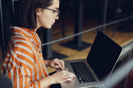 使用笔记本电脑工作的女孩照片