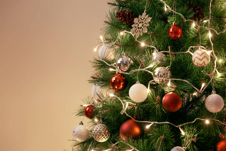 用灯光把装饰好的圣诞树关上