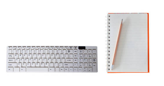 白色背景上的键盘笔记本。 工作设想