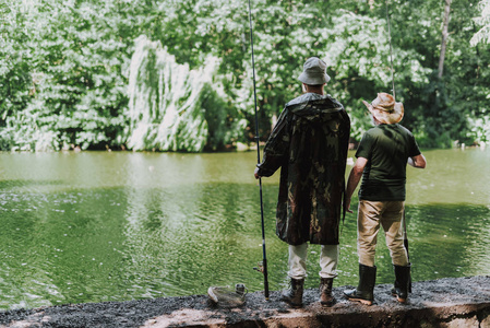 站在河岸上的人全长照片