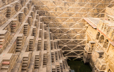 Chandbaori Stepwell位于印度斋浦尔附近的Abhaneri村