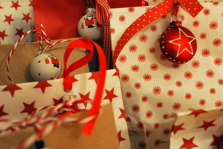 用丝带和圣诞树球装饰的圣诞礼物。