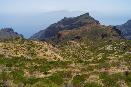 马基佐德泰诺山马沙峡和通往马斯卡村的山路的全景。 泰内利夫。 加那利群岛。 西班牙。 从米拉多德谢尔夫的观点看。