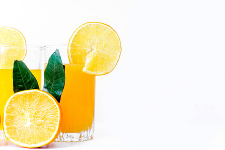 不同的水果和果汁或冰沙在一个玻璃