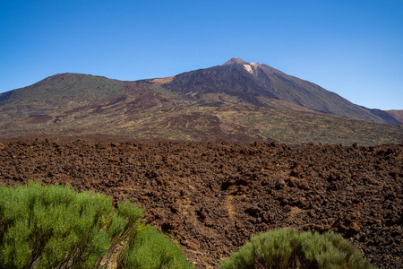 背景中的拉斯卡纳达斯火山和蒂德火山的熔岩场。 泰内利夫。 加那利群岛。 西班牙。