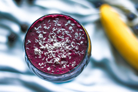 蓝莓冰沙与椰子健康饮食配方风格概念优雅视觉