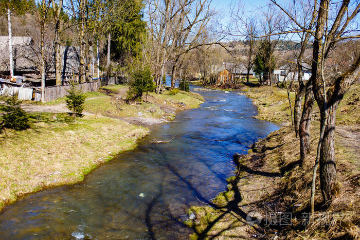 流经小村庄的山区河流早春