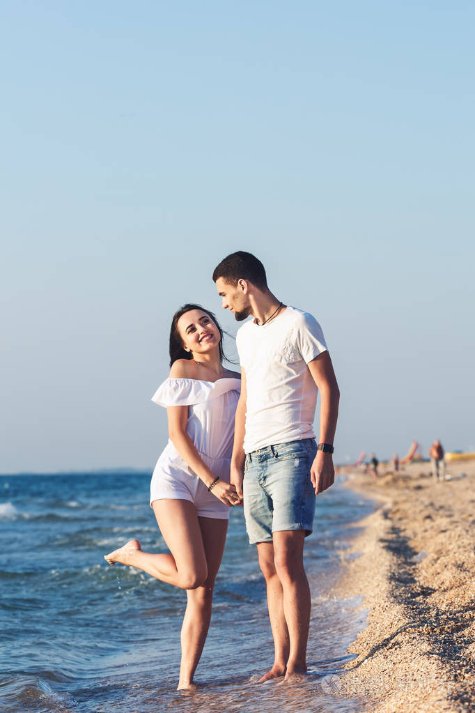 在海边摆姿势的年轻幸福夫妇照片-正版商用图片16b0ux-摄图新视界