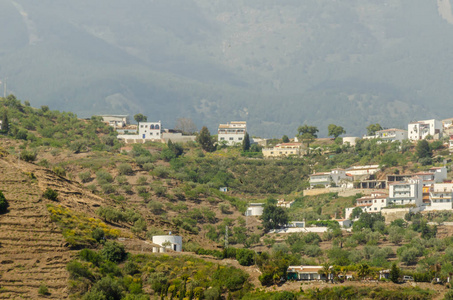 安达鲁西亚山区典型的西班牙村庄房屋和农田