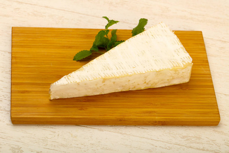 布里奶酪在木板上