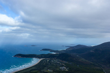 阳光透过云在奥伯龙山山顶步行, 威尔森海角国家公园