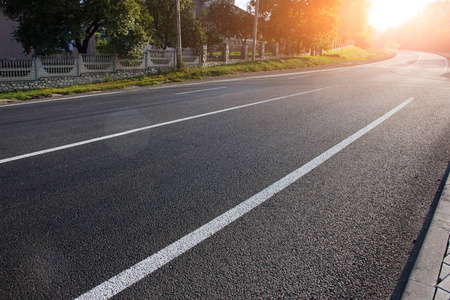 沥青道路，有标线白色条纹。