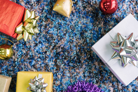 豪华新年礼品盒和圣诞礼品盒与蝴蝶结丝带在圣诞节背景。