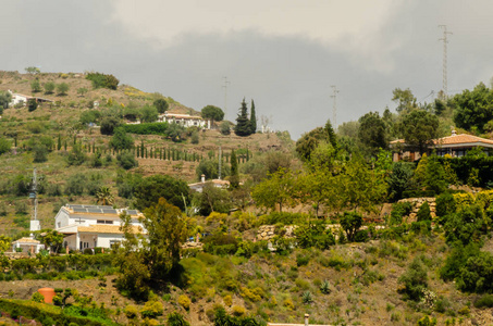 安达鲁西亚山区典型的西班牙村庄房屋和农田