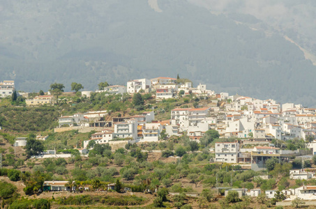 安达鲁西亚山区典型的西班牙村庄房屋和农田