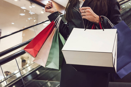 购物狂的女人图片