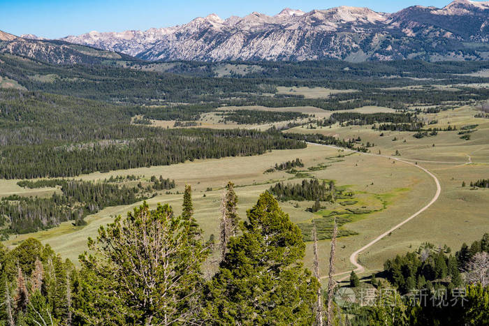弗兰克教堂荒野在爱达荷州山区锯齿状的国家森林蜿蜒的道路是通往山脉